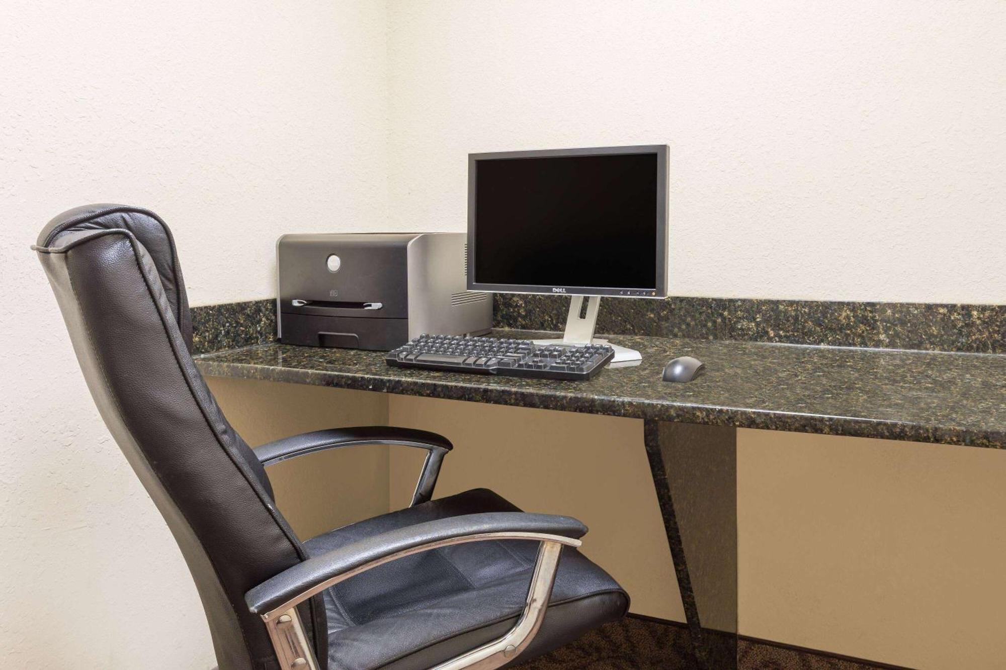 Days Inn By Wyndham Semmes Mobile Bagian luar foto